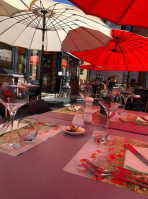 Tout Simplement outside