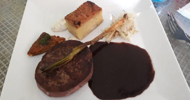 Près De La Fontaine food