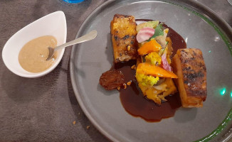 Près De La Fontaine food