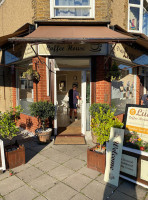 Luna Coffee House outside