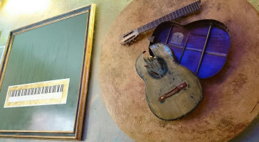 Entre Suspiro Y Suspiro outside