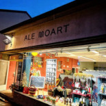 Ale Moart outside