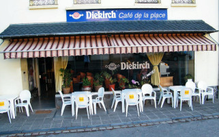 Cafe De La Place outside