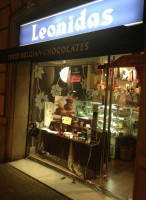Leonidas (los Bombones Belgas Preferidos) outside