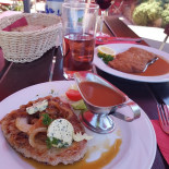 Weingut Friedauer food