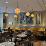 La Place Longchamp inside