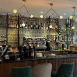 La Place Longchamp inside