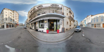 Le Quartier Latin outside