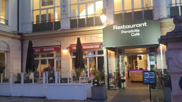 Le Come Back outside