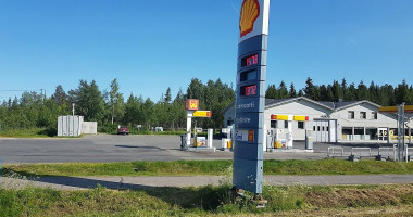 Shell Muonio Truck outside