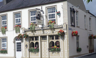 Gills Pub outside