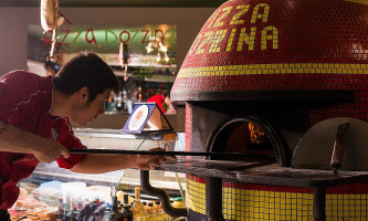 Pizza Dozzina, outside