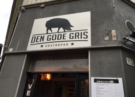 Den Gode Gris V Glenn Roger Spydslaug outside