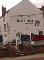 The Black Horse outside