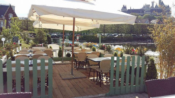 L'embarcadère outside