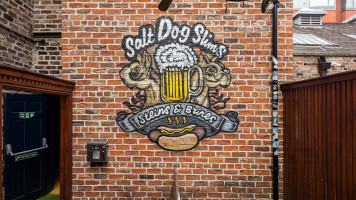 Salt Dog Slim's logo