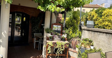 Cafe Rendezvous outside