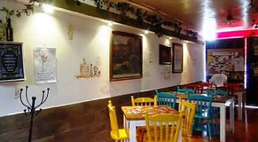 Papi's Pizzeria inside