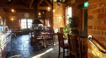 The Jolly Boatman À l'intérieur