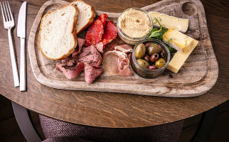 The Inn On The Lake food