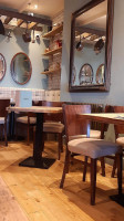 Hinnies Restaurant inside