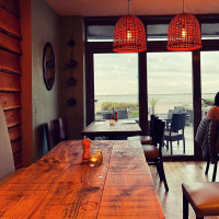 Hinnies Restaurant inside