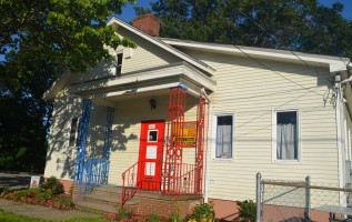 Vina Dešković outside