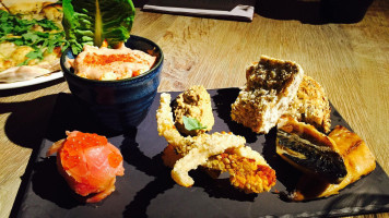 The Royal Saracens Head food