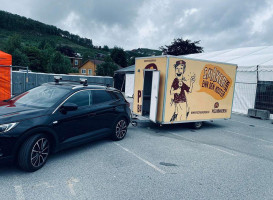 Pizzabakeren Opstad outside