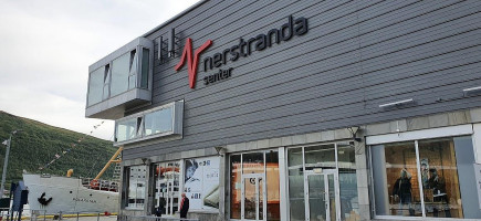 Jordbærpikene outside