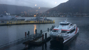 Jordbærpikene outside